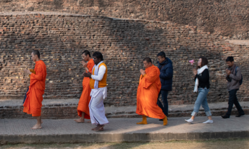 Vandring runt platsen där Buddha gick in i Parinirvana, Kushinagar, BIhar, Indien.